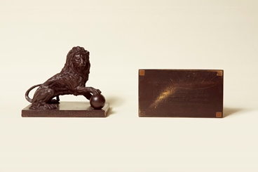 Pareja de leones en bronce de edición limitada dedicada al Archivo del Congreso (altura 15 cm, frontal 17,5 y fondo 10 cm). Federico Reparaz.