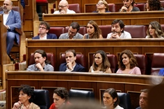El Grupo Parlamentario Confederal de Unidas Podemos-En Comú Podem-Galicia en Común durante la Sesión de Investidura