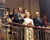 En la  tribuna de invitados D. Juan de Borbón, padre del Rey y su hermana Dª Pilar con su esposo D. Luis Gómez-Acebo