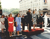 SS.MM. los Reyes, Don Juan Carlos I y Doña Sofía con las Infantas, presenciando el desfile militar tras la sesión solemne junto al Presidente del Gobierno, D. Felipe González.