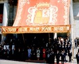 SS.MM. los Reyes, Don Juan Carlos I y Doña Sofía junto a las Infantas, las Mesas de ambas cámaras, así como los parlamentarios en la escalinata del Congreso de los Diputados presenciando el desfile militar