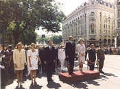SS. MM. Los Reyes, Don Juan Carlos I y Doña Sofía, el Príncipe de Asturias, las Infantas, y el Presidente del Gobierno D. Felipe González  presenciando el desfile militar