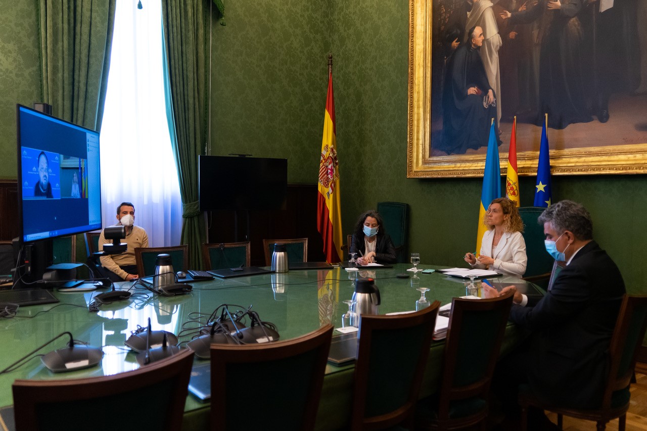 La presidenta del Congreso de los Diputados, Meritxell Batet, conversa por videoconferencia con el presidente del Parlamento de Ucrania, Ruslan Stefanchuk.