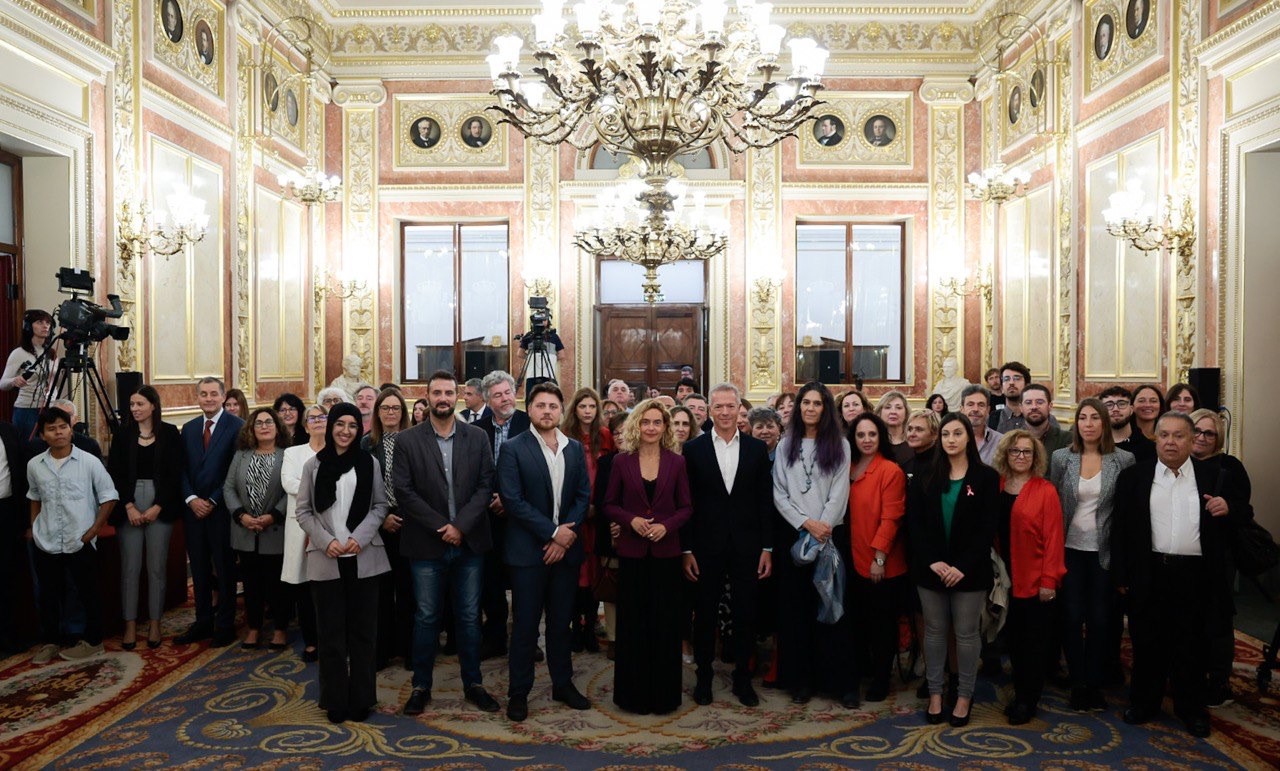 La presidenta del Congreso y el presidente del Senado reciben el informe de recomendaciones elaborado por la Asamblea Ciudadana para el Clima.